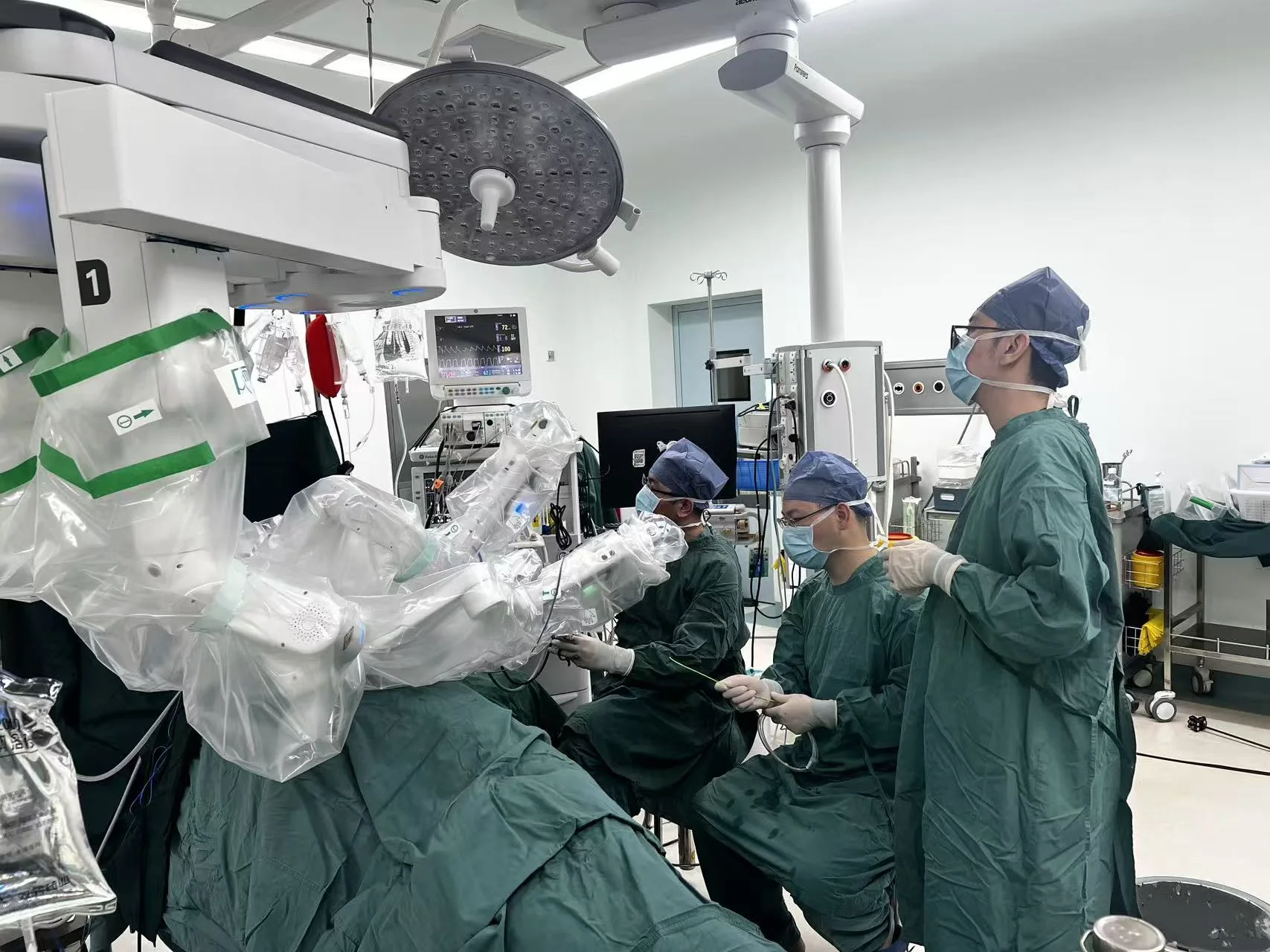 Equipe médicale utilisant un robot chirurgical dans un bloc opératoire hospitalier