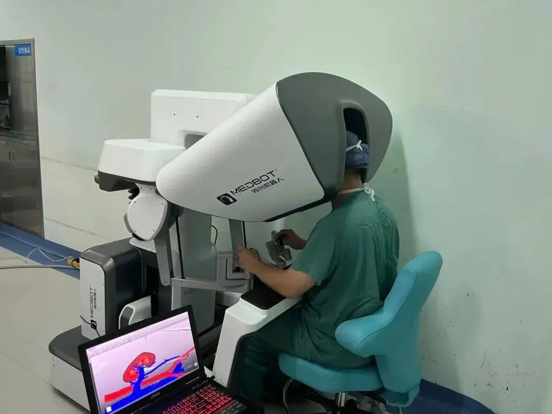 Chirurgien utilisant une console robotique MedBot dans un environnement hospitalier